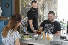 Tanulmány: kezd kimenni a divatból a borravaló