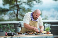 Az operaház színpadáról a séfek világába: főzőműsorban hódít házias ízeivel az erdélyi szakács