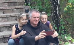 A jó állig fegyverben