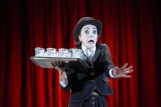 Színházi világnap ismét személyesen: kulisszajárással, plakátkiállítással ünnepelnek Kolozsváron