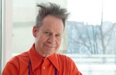 „Arra van szükségünk, hogy összegyűljünk” – Peter Sellars üzent a színház világnapjára
