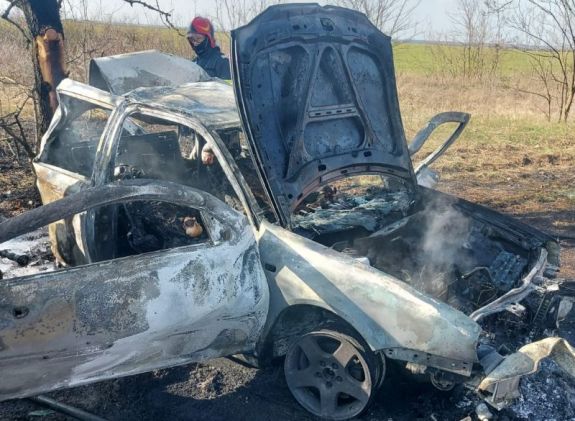 FRISSÍTVE – Ketten bennégtek egy autóban, amely fának ütközött és kigyulladt