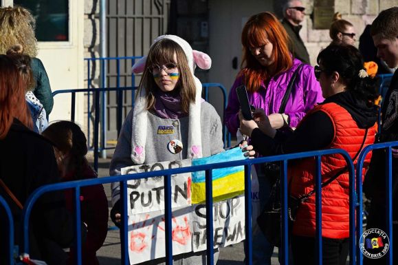 Ukrajnai menekültek is tüntettek vasárnap este a bukaresti orosz nagykövetség előtt