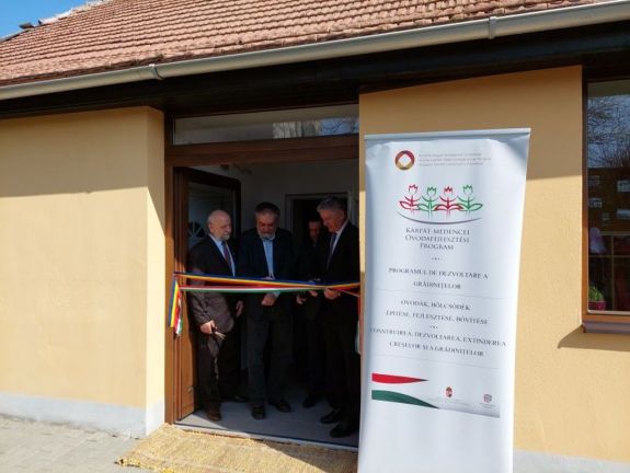 FRISSÍTVE – A magyar állam támogatásával felújított és kibővített óvodákat adtak át Arad megyében