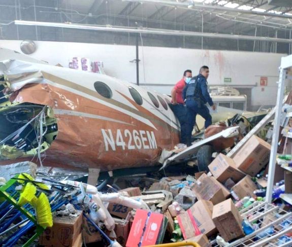 Hárman meghaltak és többen megsérültek, amikor áruházba csapódott egy kisrepülőgép