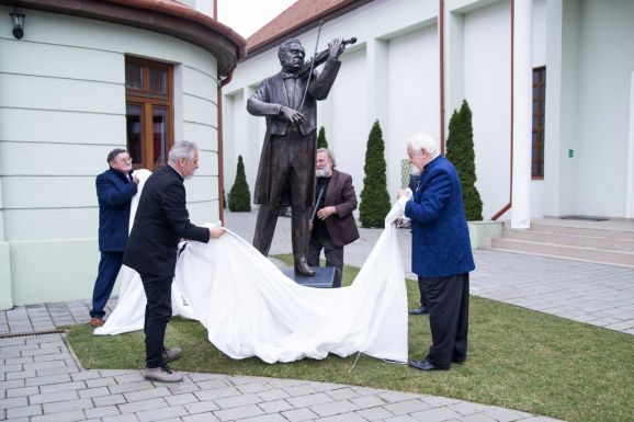 Szobrot állítottak szülővárosában, Nagykárolyban Ruha István hegedűművésznek