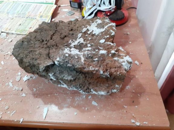 FRISSÍTVE – Tisztázták a kődarab eredetét, ami egy családi házra zuhant Dél-Erdélyben