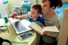 Hivatalos: betegszabadságra jogosult a karanténba helyezett gyermekét felügyelő szülő