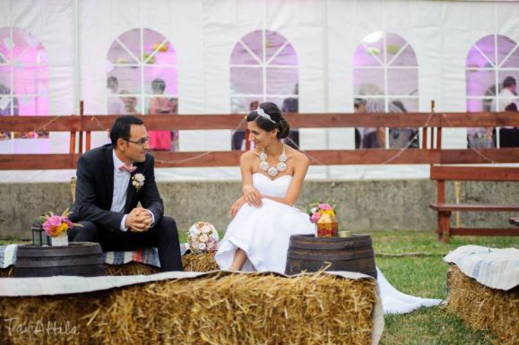 Vasakat, székeket és asztalokat cipel, pakol, csavaroz – lehet eső, forróság, éjszaka vagy hajnal, rendezvénysátrakat épít férjével