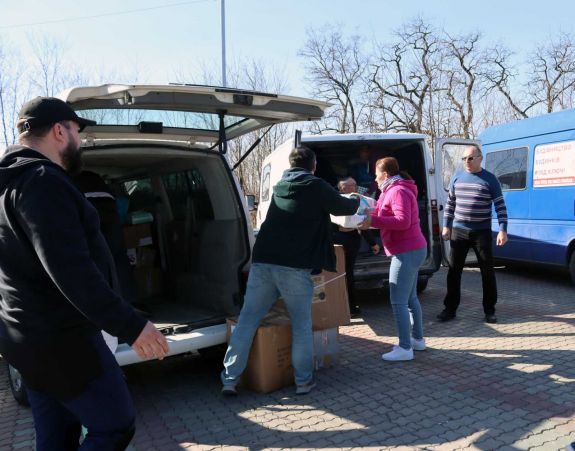 „Itt minden embernek nehéz” – Adományokat szállítókhoz csatlakoztunk Kárpátalján