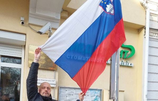 Levonták a nemzeti zászlót a kijevi szlovén nagykövetségről, mert túlságosan hasonlít az oroszra