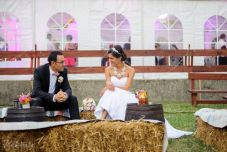 Vasakat, székeket és asztalokat cipel, pakol, csavaroz – lehet eső, forróság, éjszaka vagy hajnal, rendezvénysátrakat épít férjével