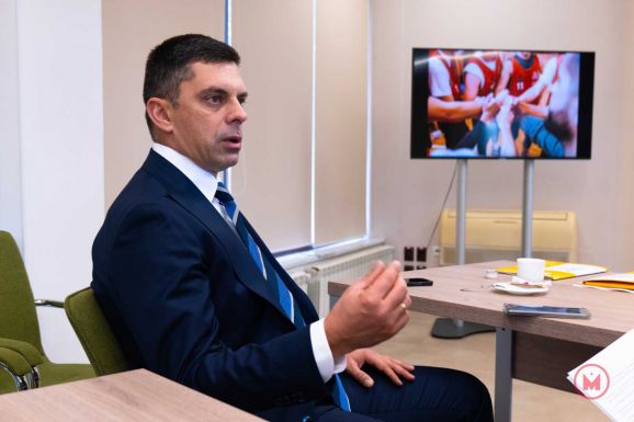 Ismét kikezdte Novák Edét az AUR, amiért magyarul is kommunikál