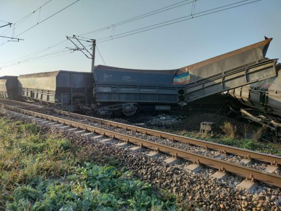 Kisiklott egy szénnel megrakott tehervonat, leállt a vasúti forgalom az érintett szakaszon