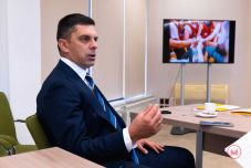 Ismét kikezdte Novák Edét az AUR, amiért magyarul is kommunikál