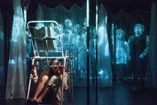 Anyaöl – Kolozsvárra érkezik a debreceni Csokonai Színház nagysikerű monodrámája