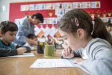 Az iskolákban lerövidítenék a szüneteket és a tanórákat, a tanügyminisztérium ellenzi ezt