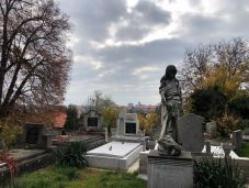 Halottak napja után több konténernyi műanyag gyűlt össze a sepsiszentgyörgyi temetőkben