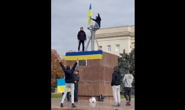 Fél év után ismét az ukránoké Herszon, az oroszok befejezték a kivonulást