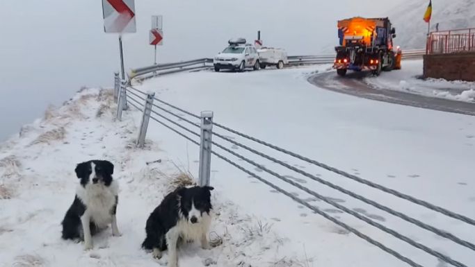 Ismét havazott a Transzfogarasi úton, még nem zárták le a forgalmat