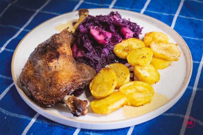 Erdély ízei: konfitált libacomb lilakáposztával és ropogós krumplival