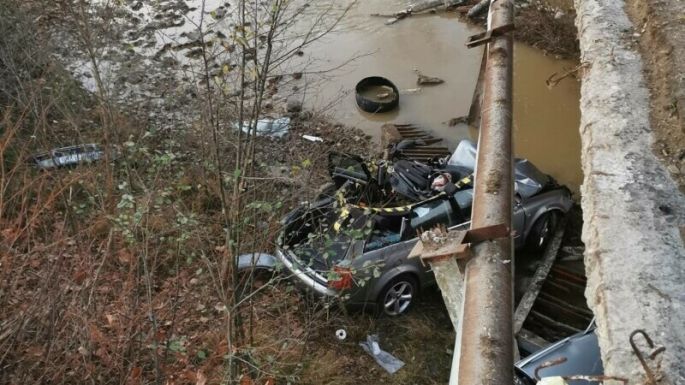 Folyóba zuhant az autó, négy személy súlyosan megsérült