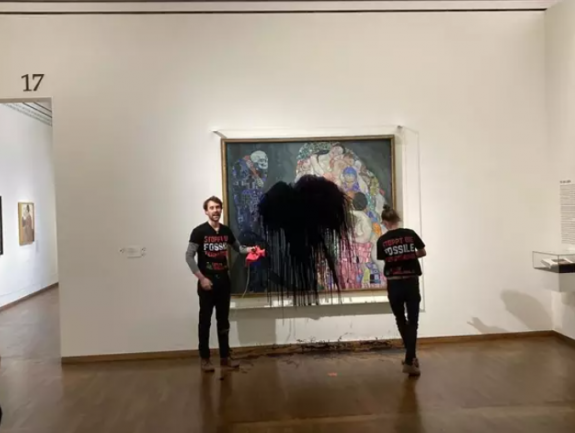 Fekete folyadékkal öntötték le Gustav Klimt egyik híres festményét Bécsben