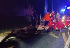 Szekérnek ütközött egy autó, belehalt a sérüléseibe egy kisgyerek