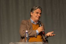 „Aki középiskolás korban abbahagyja az olvasást, az örökre abbahagyja” – Interjú Nyáry Krisztiánnal