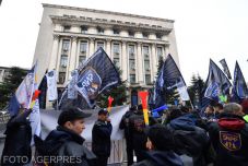 Fizetésemelésért tüntettek a rendőrök és börtönőrök a munkaügyi minisztérium előtt