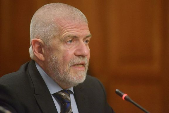 Izsák Balázs a diszkriminációellenes tanácstagok lemondását követeli a magyarellenes képviselő felmentése miatt