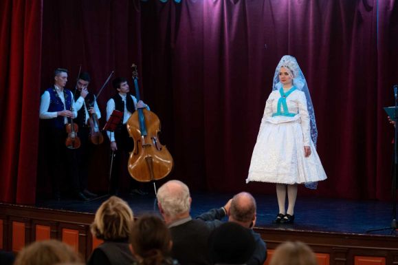 Tizenhat Kárpát-medencei település menyasszonyi viseletét mutatták be Kolozsváron