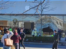 Terepjáróval hajtott egy zsúfolt üzletbe Massachussets-ben egy férfi