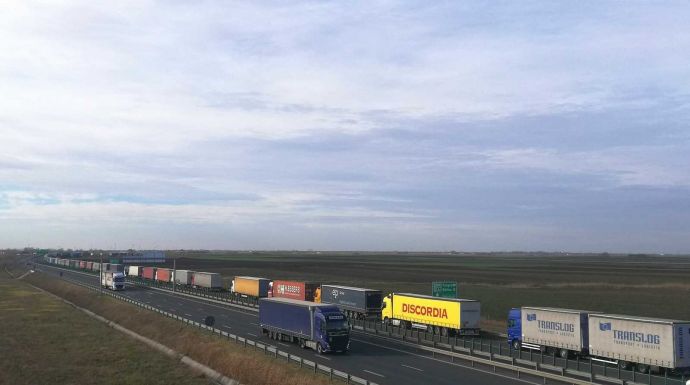 Legalább nyolc kilométeres a torlódás a nagylaki határátkelőnél