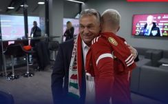 A románok még mindig Orbán Viktor sálján rágódnak