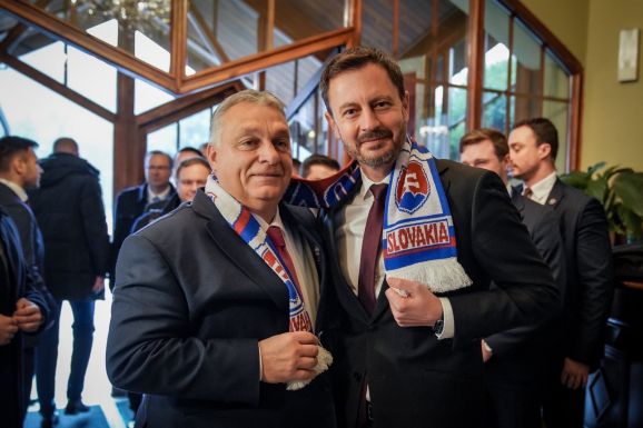 „Észrevettem, hogy Orbán Viktornak régi sálja van, ezért ma adtam neki egy újat”