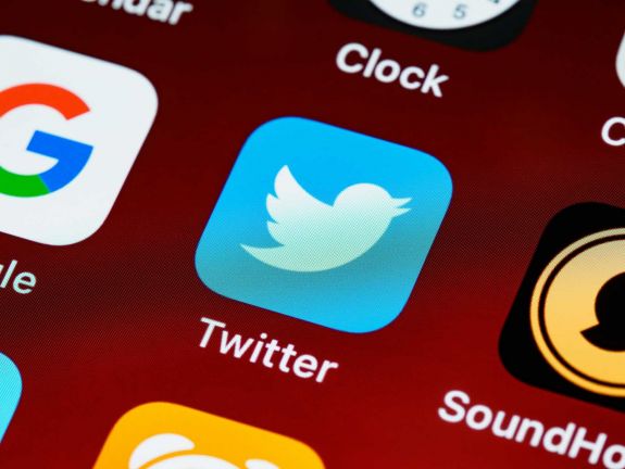 Elon Musk feloldja a korábban zárolt Twitter fiókokat