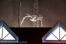 Villanypóznába szorult egy kisrepülő utasokkal a fedélzetén az Egyesült Államokban