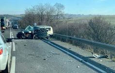 Személygépkocsi és kamion ütközött, egy személy nem élte túl