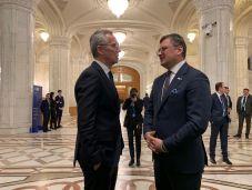 A magyar vétó ellenére Dmitro Kuleba találkozott Bukarestben a NATO-tagállamok külügyminisztereivel