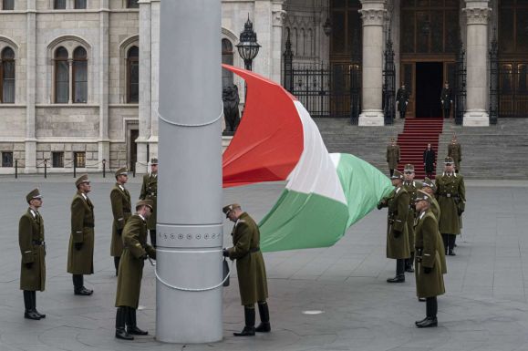 Felvonták, majd félárbócra engedték a nemzeti lobogót az Országház előtt