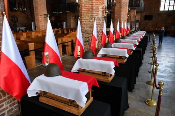 Örök nyugalomra helyezték a lengyel Westerplatte tíz védelmezőjét