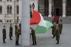 Felvonták, majd félárbócra engedték a nemzeti lobogót az Országház előtt