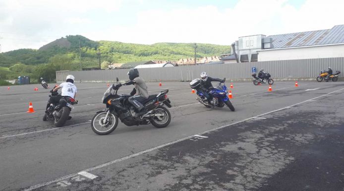 „Minden sofőr tartozik valahová, mindenkit várnak haza” – képzéseket szerveznek a motorosok a balesetek megelőzéséért