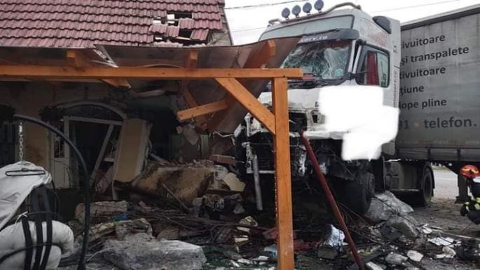 Egy Maros megyei családi háznak ütközött egy kamion
