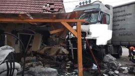 Egy Maros megyei családi háznak ütközött egy kamion