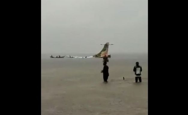 FRISSÍTVE – A tóba zuhant egy repülőgép, tizenkilencen meghaltak