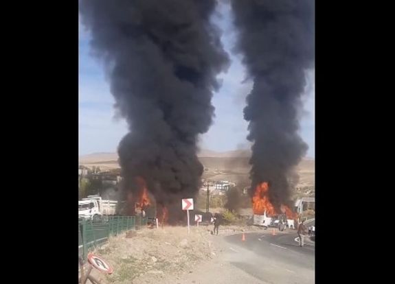 Sokan meghaltak, amikor két kamionnal ütközött egy távolsági busz Törökországban