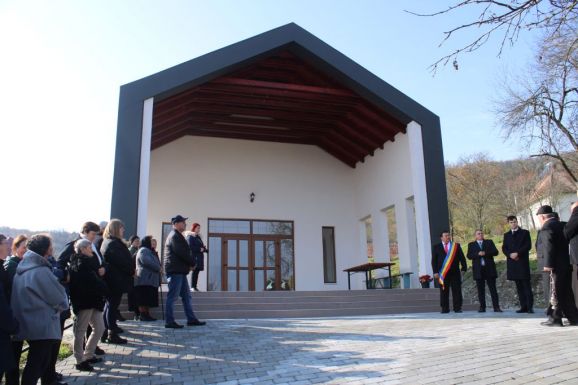 Látványos fejlődés Kusalyon: haranglábat újítanak fel, ravatalozókat adtak át