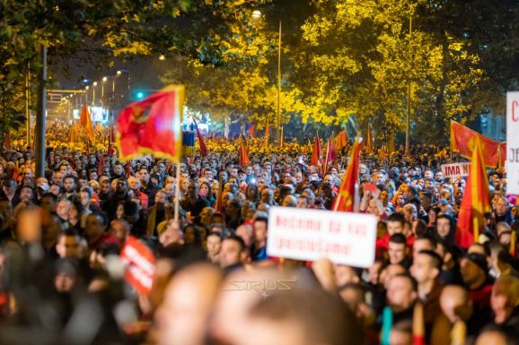 Több ezren tüntettek az államfő jogköreit szűkítő törvény ellen Montenegróban